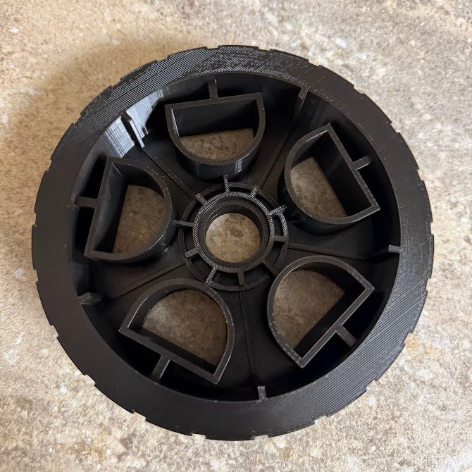 Náhradní kolečko k sekačce vyrobené 3D tiskem